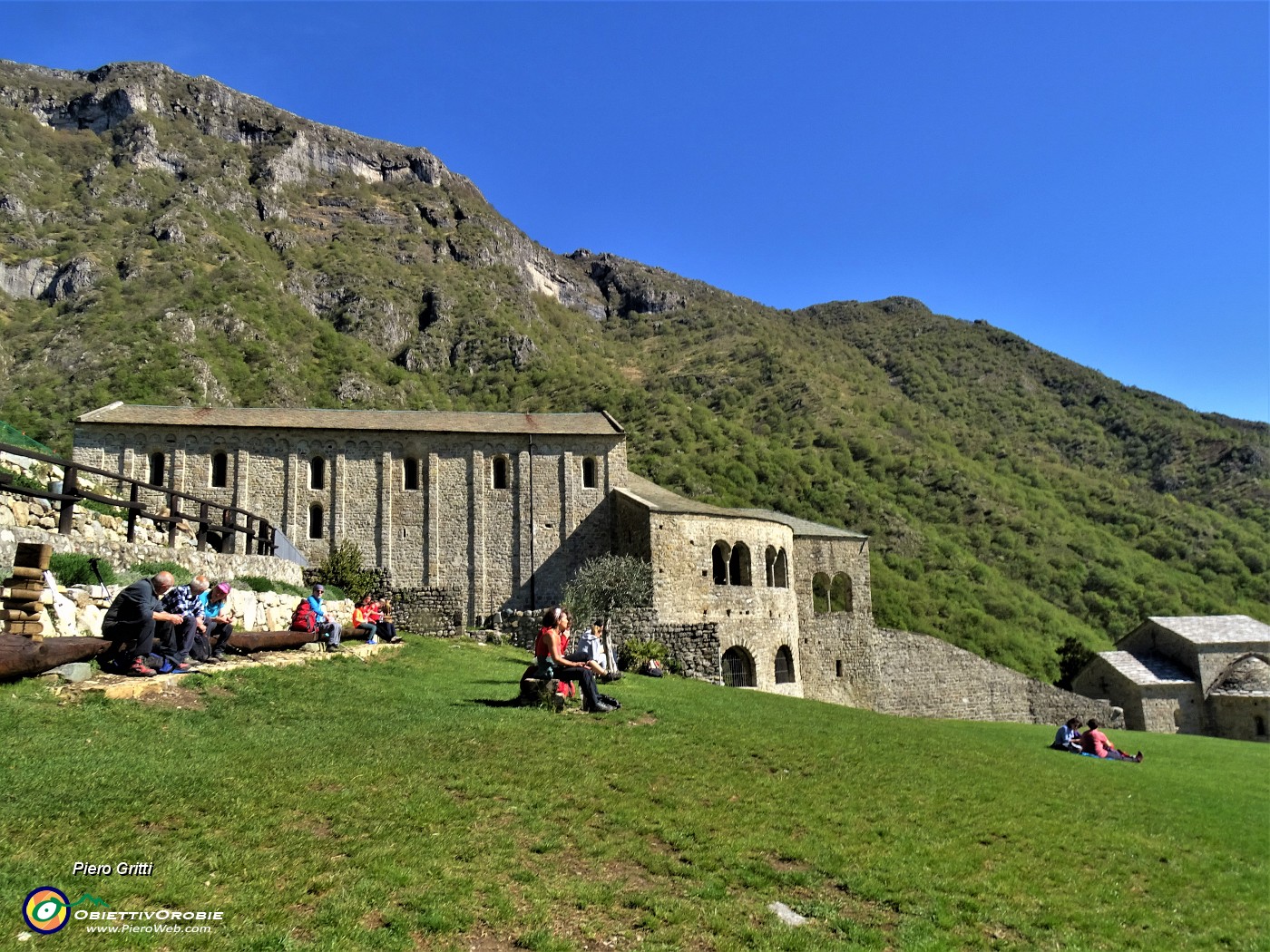 01 Abbazia di San Pietro al Monte (640 m) con vista sul Corno Birone (1116 m) in alto a dx  .JPG